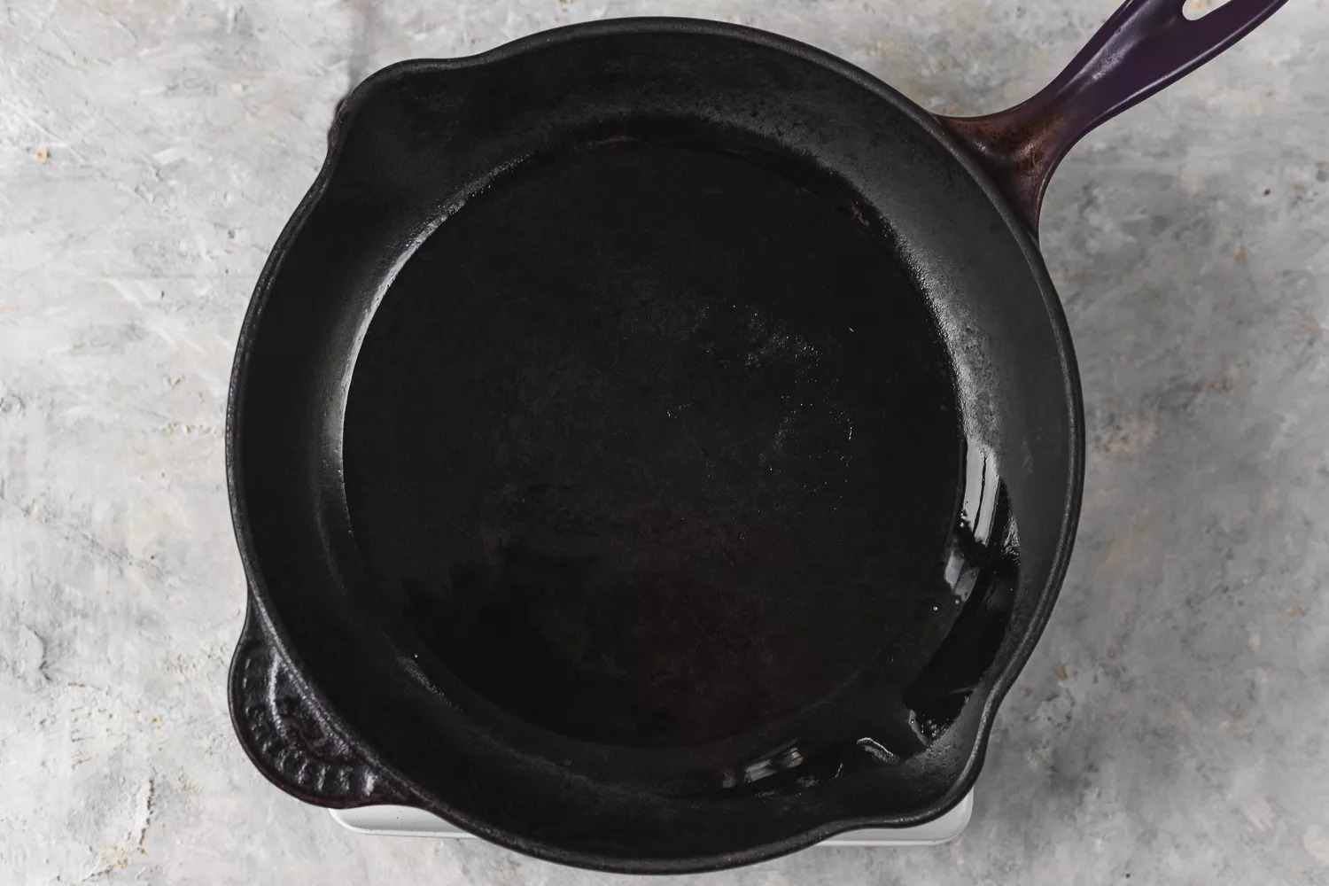 skillet with oil 